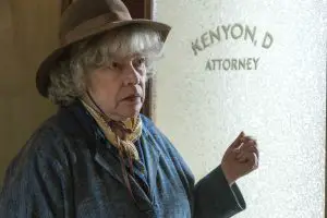 Kathy Bates als Anwältin Dorothy Kenyon.