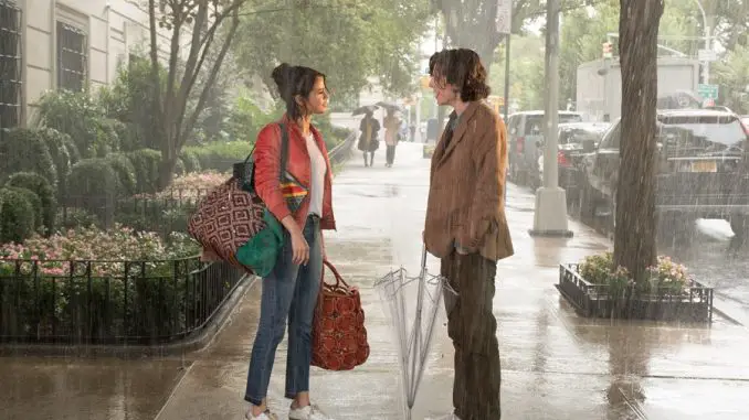 A Rainy Day In New York: Gatsby (Timothée Chalamet) und Chan (Selena Gomez) im New Yorker Regen