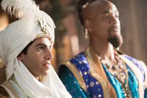 Mana Massoud spielt Aladdin und Will Smith spielt Genie