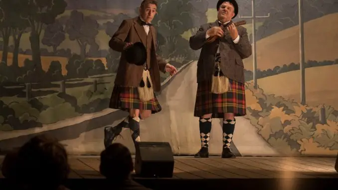 Stan Laurel (Steve Coogan) und Oliver Hardy (John C Reilly) auf Tournee in Schottland