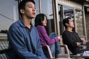 Jongsu (Yoo Ah-in), Haemi (Jun Jong-seo) und Ben (Steven Yeun) auf der Terrasse von Jongsus Elternhaus