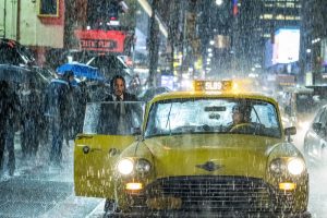 John Wick: Kapitel 3 - John (Keanu Reeves) nimmt ein Taxi