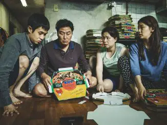 Die arbeitslose Familie Kim (Choi Woo Shik, Song Kang Ho, Chang Hyae Jin, Park So Dam) kommt gerade so u?ber die Runden.