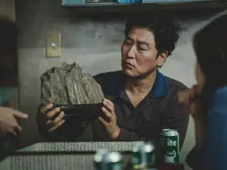 Ein Symbol für Glück: Ki-taek (Song Kang Ho) betrachtet den wertvollen Stein, der seinen Sohn lange begleiten wird.