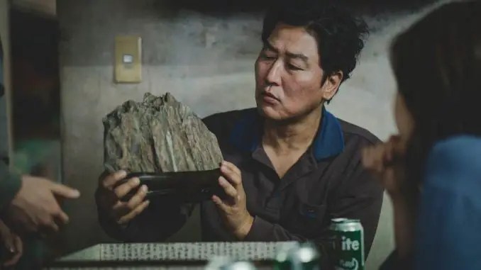 Ein Symbol für Glück: Ki-taek (Song Kang Ho) betrachtet den wertvollen Stein, der seinen Sohn lange begleiten wird.