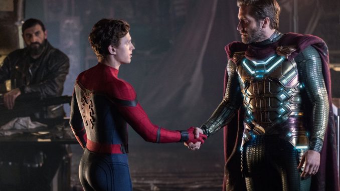 Spider-Man (Tom Holland) und Mysterio (JAKE GYLLENHAAL) in SPIDER-MAN: FAR FROM HOME