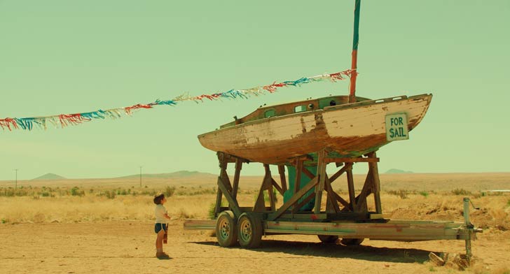 Keanu Wilson steht vor einem Segelboot in A Boy Called Sailboat