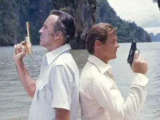Christopher Lee und Roger Moore in Der Mann mit dem goldenen Colt