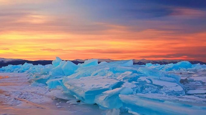 Eisschollen im Baikalsee zum Sonnenuntergang