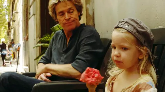 Tommaso (Willem Dafoe) versucht seiner kleinen Tochter ein guter Vater zu sein, und doch wird er immer wieder von schmerzenden Erinnerungen eingeholt. Wenigstens diesmal will er alles richtig machen.