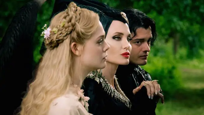 Elle Fanning, Angelina Jolie und Sam Riley in Maleficent: Mächte der Finsternis