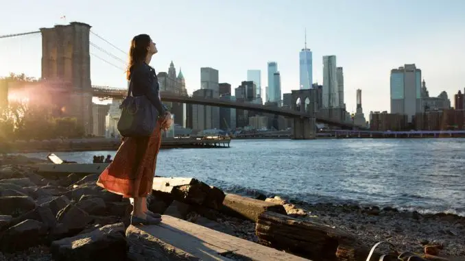 Sag's nicht weiter, Liebling: Emma (Alexandra Daddario) vor der New Yorker Skyline