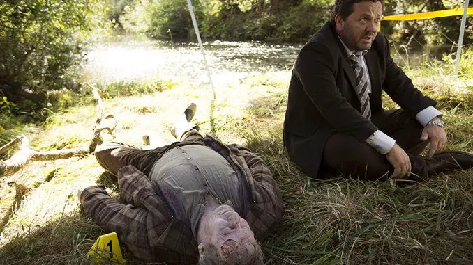 Brokenwood - Mord in Neuseeland - Staffel 1 - Kommissar Mike Shepherd (Neill Rea) bei einer Leiche