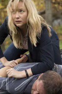 Brokenwood - Mord in Neuseeland - Staffel 1 - Polizistin Kristin Sims (Fern Sutherland) nimmt einen Verdächtigen fest