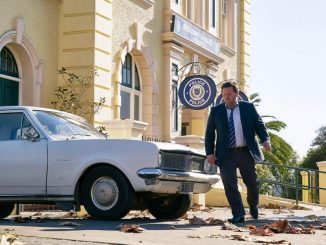 Brokenwood - Mord in Neuseeland (Staffel 2) - Kommissar Mike Shepherd (Neill Rea) vor der Polizeistation