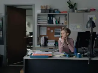 The Assistant: Jane (Julia Garner) am Schreibtisch