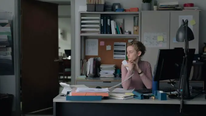 The Assistant: Jane (Julia Garner) am Schreibtisch