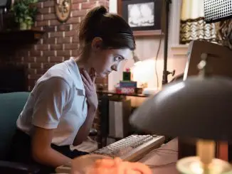 Yes, God, Yes Alice (Natalia Dyer) entdeckt die frivolen Untiefen des Online-Chats.