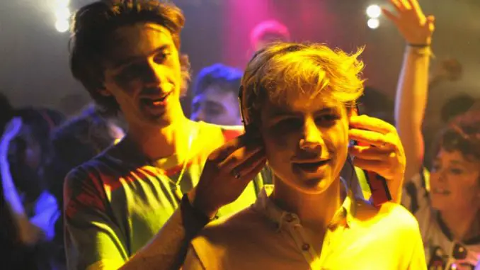 David (Benjamin Voisin) setzt Alexis (Félix Lefebvre) während einer Party Kopfhörer auf, in einem unwirklichen Moment für sich auf der Tanzfläche fühlt dieser “I am Sailing” von Rod Stewart.