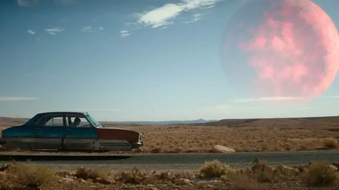 The Last Journey -Szenenbild mit Auto und Planet