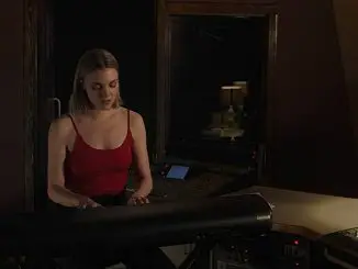 „Bloodthirsty“ Grey (Lauren Beatty) übt am Keyboard