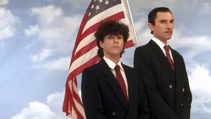 The Sparks Brothers - Russel und Ron vor einer US-Flagge