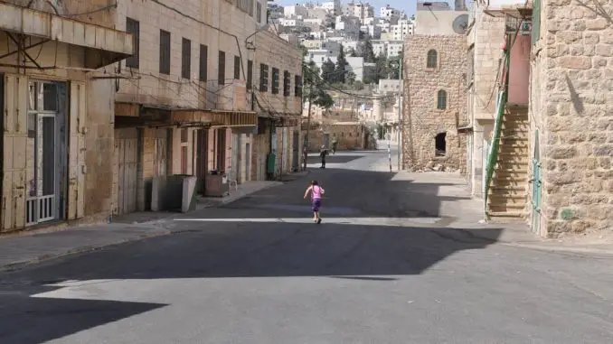 Silence Breakers - Hebron, Mädchen spielt auf der Straße