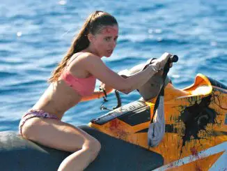 Holly Earl auf einem JetSki in Shark Bait