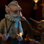 Guillermo del Toro's Pinocchio - (L-R) Gepetto (Stimme von David Bradley) and Pinocchio (Stimme von Gregory Mann)