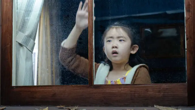 Kristen Cui als Wen in Knock at the Cabin